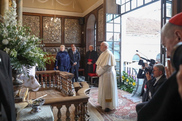 papież franciszek w ostrej bramie